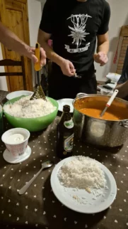 Kila in pol riža pa curry za prilogo