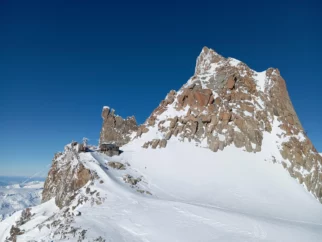 Simond bivak zraven Cosmique koče kjer je več navez prenočilo