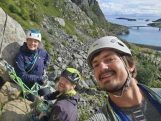 Vzponi nad Henningsvaerom