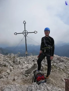 Z vrha hitro dol na malico v kočo. Ravno takrat prispe na turo Peti. "Ko žuri, gubi na dostojanstvu". Sledi vzpon po smeri Svetelove. Lušna smer, ki je ravno še primerna za plezanje v gojzarjih, čeprav bi na enem mestu plezalniki še kako prav prišli. Ker se smer konča nekje sredi stene sva nadaljevala po SZ grebenu na vrh Planjave.