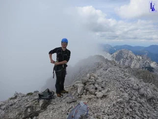 Pri sestopu s Planjave se kar sama ponuja plezarija v navrtanih smereh v južni stenici nad potjo. Preplezava še 200 m dolgo "Krščen Matiček (VI-/V)". Smrer je senca njene sosede, a se tudi tu najde kakšen lep detajl.