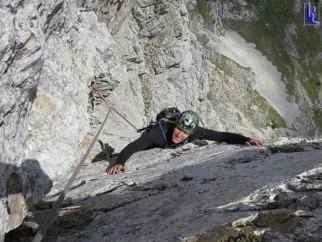 Pojem, oddrvim do avta in domov, kjer sem malo čez 17. uro.rnrnV dobrih 48 urah sem tako opravil z 9 smermi, cca. 3400 višinskimi metri in XY piri. Vikend je upravičil pričakovanja.rnrnHvala tečajnikoma, ker sta trpela moj izbor smeri in Matičku za vodenje in organizacijo skupne ture.rnrnŠe kdaj.