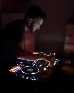 ko vnuki odidejo, se stari panker prelevi v tehničara