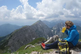 Poletje se vsaj zame ni začelo preveč olimpijsko. Počitek med 100 % pohidniškim nabiranjem kondicije na grebenu Košute. Jaz sem bil tu gor prvič. Na izletu se nisva izognila niti degustaciji štrukljev na Kofcah. Da se ne bi preveč utrudila je poskrbel prijazni lokal'c, ki naju je zategnil do izhodišča.