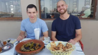 Prvi tajine, ki mu jih je sledilo nešteto.
