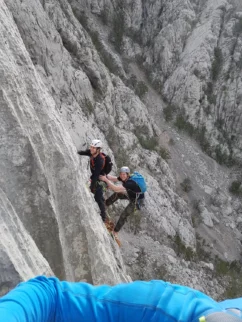 Čakte fantje, wat de fak. Mal resnosti no... nemorš to usred stene... sej maš zvečer šotor pa zasebnost...