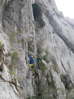 A-ha! Najdl Matkota. Lih proti koncu smeri Water Song, 6a+, 160 m. Smer je brez težav sendu ob prepevanju komada od Emilie - Big big world