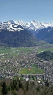 Smo sli v Interlaken na teambuilding. Kdo mi nasteje gore v ozadju?