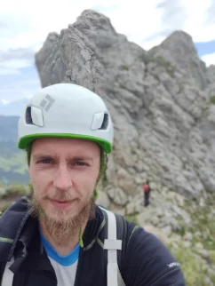 Jaz pa tut. Sicer mam zdej brado, sam je to edini način da me ljudje vsaj približno resno jemljejo.