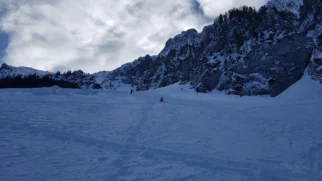 Pristop. Folk pred nama se je že slišalo
