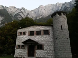 na karavli se zdani