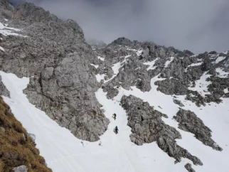 Našli žleb, ki nas bo popeljal do vrha! Zarinemo