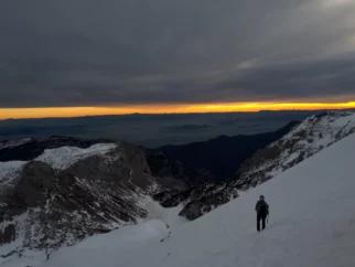 Sestop iz vrha proti Škarjam.