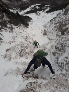 Tajda baje še ni plezala Sinjega slapa zato je bilo treba it. Elio je potegnil vse naprej, še prej pa smo se zgubili na dostopu, ker je inštruktor narobe zavil.