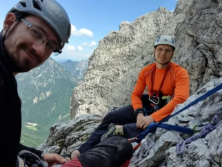 Selfič pred prestopom na drugo stran stene