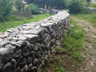 vse skupaj je ko , en suhozid, prej ali slej je dela konec, al pa tebe ..