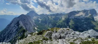 Razgledi nazaj na greben, v ozadju Bavški Grintovec, malo desno Zagorelec, še bolj desno greben Pelcev