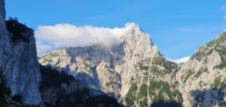 Vmes Ojstrica pozirala in razkazovala svoje misteriozne obline