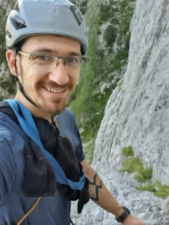 Več ljudi potrdilo, da zgledam kot veseli tečajnik, ki ga je inštruktor peljal plezat