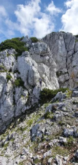 20 m pod vrhom (se vidi velik možic zgoraj). Izkazalo se je, da je shojena potka v levo super bližnjica do Reševalne smeri. Midva sva pa namesto tega zabila 20 min s prebijanjem skozi ruševje naokoli