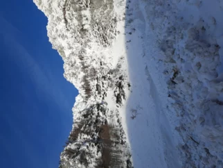 Idejo enega večera prej načne pogled na ogromno plazovina iz vzhodne stene Brane pa seveda sonce in napovedane visoke temperature. Previdno pogledava dostop do Kaptana in obrneva.