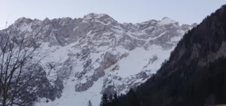 Jutranji razgled s parkirišča razkriva napopano Teranovo, najino Nemško medtem, ko se plate Grintovčevega stebra še skrivajo