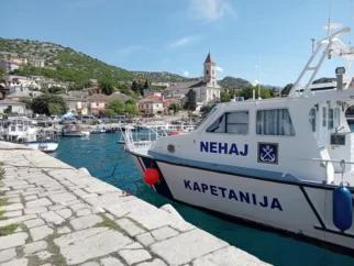 Sv. Juraj prvi postanek in občudovanje rešilnega čolna Senjskih vrat