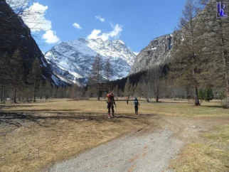 Celodnevna vožnja po Padski nižini s postankom na neki proslavi s pivo na prelazu Montgenevre je tako brezvezna da ni slik. Ko se pa znajdeš v hm... Vasici ljubezni (TM by Matiček in Gašper) pa rame občutijo veselje, ki ga ponuja 23kg nahrbtnik.