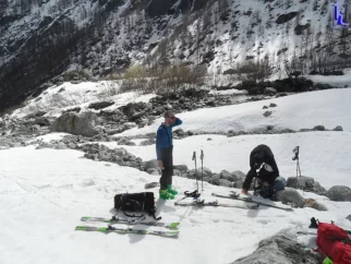 Po dobre pol ure tapkanja proti koči Refuge du Sele (pozor, to NI Refuge du Selle, ki je par dolin stran proti severozahodu) končno ugledamo sneg.
