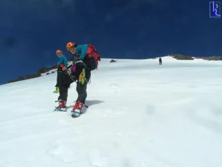 Vmes nas prehiti starejši frenči, ki je popoldan prišel na bajto, šel spat in vstal za nami. Da bi kaj jedel ali pil, ga nismo videli. Ko nek Gorišek. Samo da hitreje hodi in manj govori. Na 3500 se vsi razen Benjamina odločimo, da pustimo smučke, in gremo najprej peš. Za gor se nam je zdelo zaradi trde podlage in lažjega ruzaka dobra ideja. Za dol pa... no ne bom zdej preveč pameten.