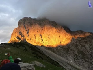 Zaključek prvega dneva plezanja nas razveseli s super sončnim zahodom na Planjavi