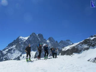 Nad kočo Glacier Blanc. Morate priznat, da deluje kar kičasto. V ozadju od leve proti desni z malo domišljije Pelvoux, Pic Sans Nom, Coup de Sabre, Ailefroide Orientale (jap tam, smo bili pred dnevi) in Ailefroide Centrale.
