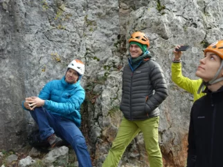 Andraž in Tilen se že zdej veselita , da bosta morala cel popoldne zmrzovat na vrhu abzajla (op.a. spusta po vrvi).