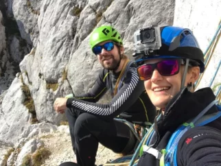 Alpinist in krt v skalnem habitatu