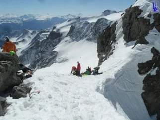 Osvojimo še sedlo Col du Monetier (3339m), kjer poteka turno-smučarska povezava s smučiščem Serre Chevalier.