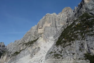 Med dostopom do prve smeri naju je očarala izrazita črna linija in zarinila sva v melišče pod smerjo...