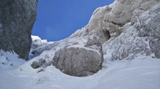 Desno je vstop v skozi rov in okno