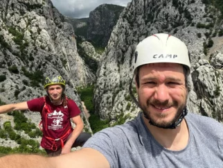 prjatu, drgači Tečajc na koncu Spit Bula