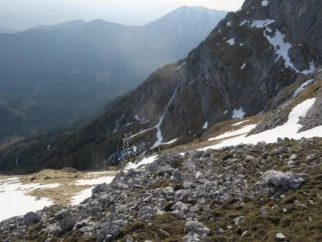 Pri bivaku zavijemo desno, kjer prečimo strme flanke