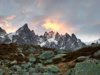 Jutro. Najina smer - Rebuffat-Teray se začne točno pod serakom (se ne vidi), potem pa nadaljuje po rampi desno od njega in konča na sedlu.