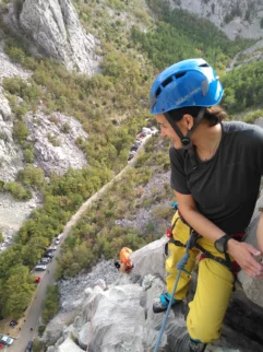 In pol wingsuitat nazaj v avto....