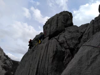 Gajstne mlajše tečajnice napadajo Nosoroga, 4b/b+, 150 m