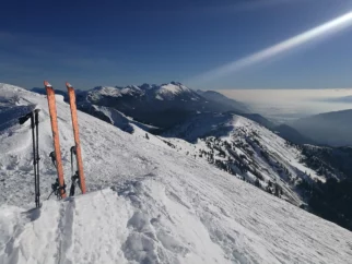 V megleni dolini en kup gužve..."kaj pa ti tko sama tukaj, baba"?
