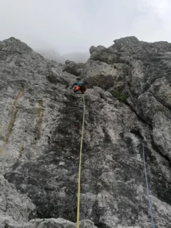 Lepa črna kompaktna skala