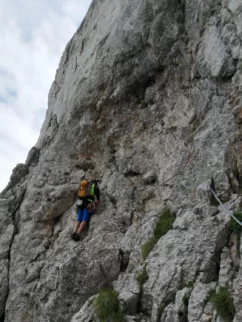 Andrej v pripravah na kobacanje čez detajl...