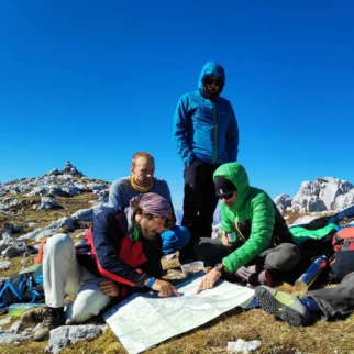 "Ne ne, a vidš to črto kle? Levo od Klagenfurta in ta puščica je Matterhorn. Tko veš da smo na Denaliju"