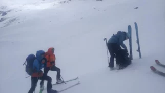 Večino časa je itak pihalo, da nas je premetavalo. Eni članici (pa ne bom poimensko) ob pavzi malo pod vrhom uide smučka, k sreči jo počaka par metrov nižje. Uporabim priročen izgovor, ker se mi v megli in vetru ni dalo še zadnjih 100 m do stene. "Odlična smuka v odlični družbi - kaj več bi si človek sploh lahko želel?"