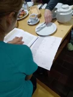 No, temu se reče napaljenost. Oskrbniki Erjavčeve so nas tirali spat, Maja pa "samo to še prerišem do konca".