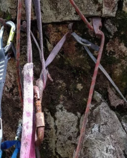 Robe na dostopu in v smeri je blo NENORMALNO velik. Mogoče 10% varne in uporabne. Cveto je razložil, da je razlog za to 1. je najpopularnejša alpinistična stena zaradi bližine 2. zaradi gromozanskih količin padavin roba rjavi ful hitro 3. ko je mokro so še trojke fejst zajebane in se folk tud v takem terenu zihra 4. Navrtani štanti za gorske reševalce