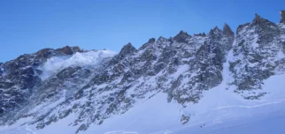 Aiguille Verte na levi. Kdo najde smučarje na sredini?